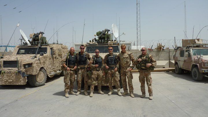 Kenneth og fem soldater foran pansrede køretøjer i Afghanistan