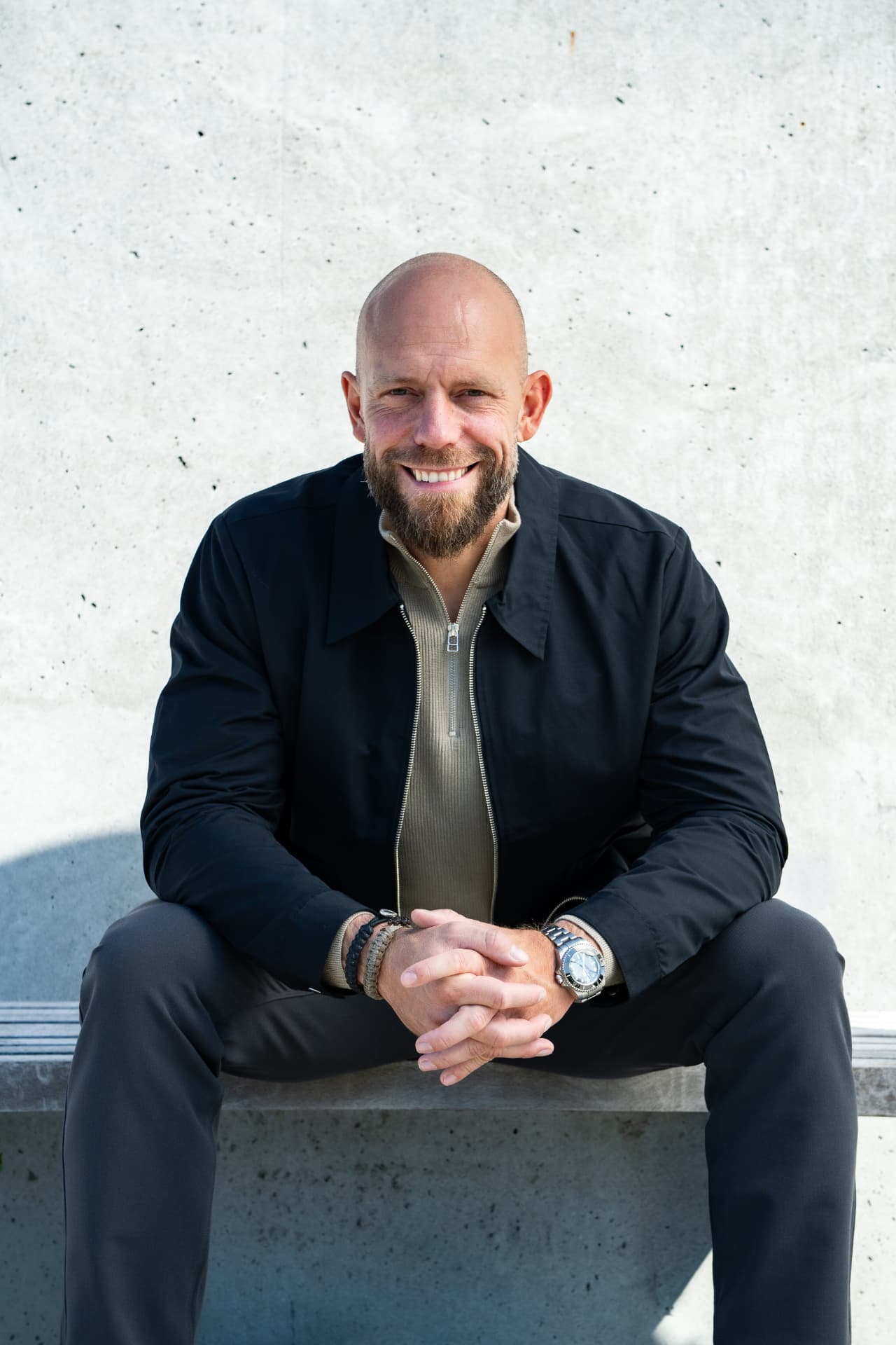 Kenneth Lagstrøm siddende foran en betonvæg