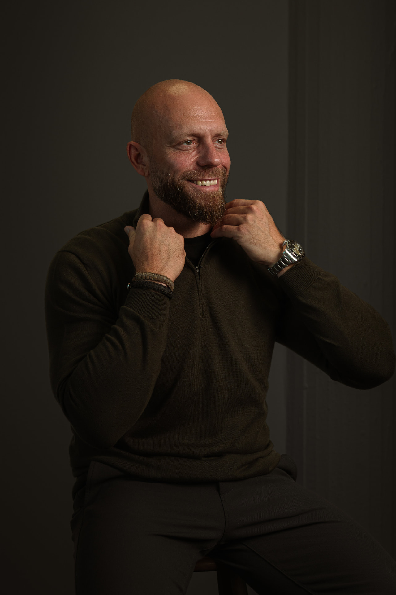 Kenneth Lagstrøm smiler og justerer sin krave
