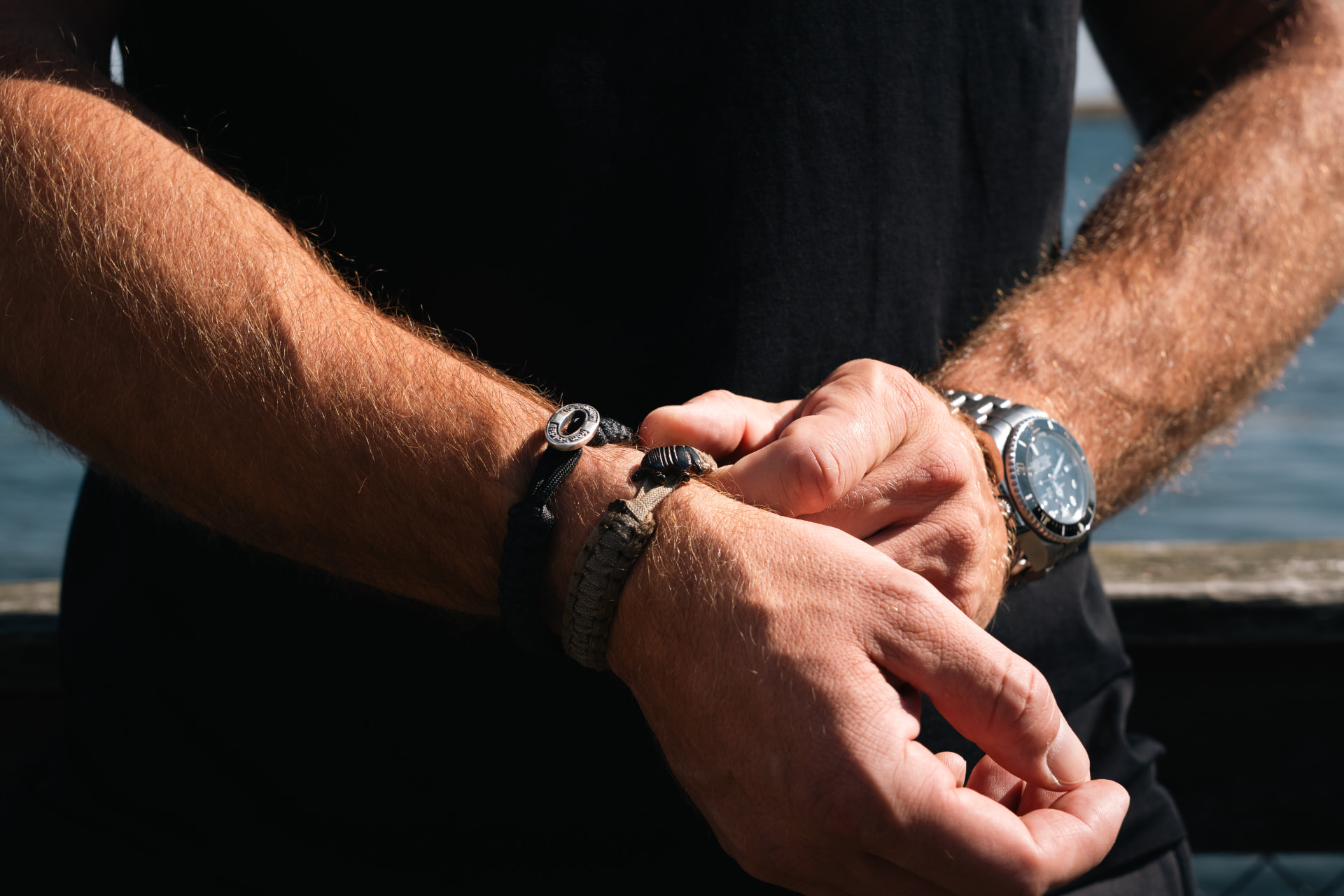 Nærbillede af Kenneths armbånd