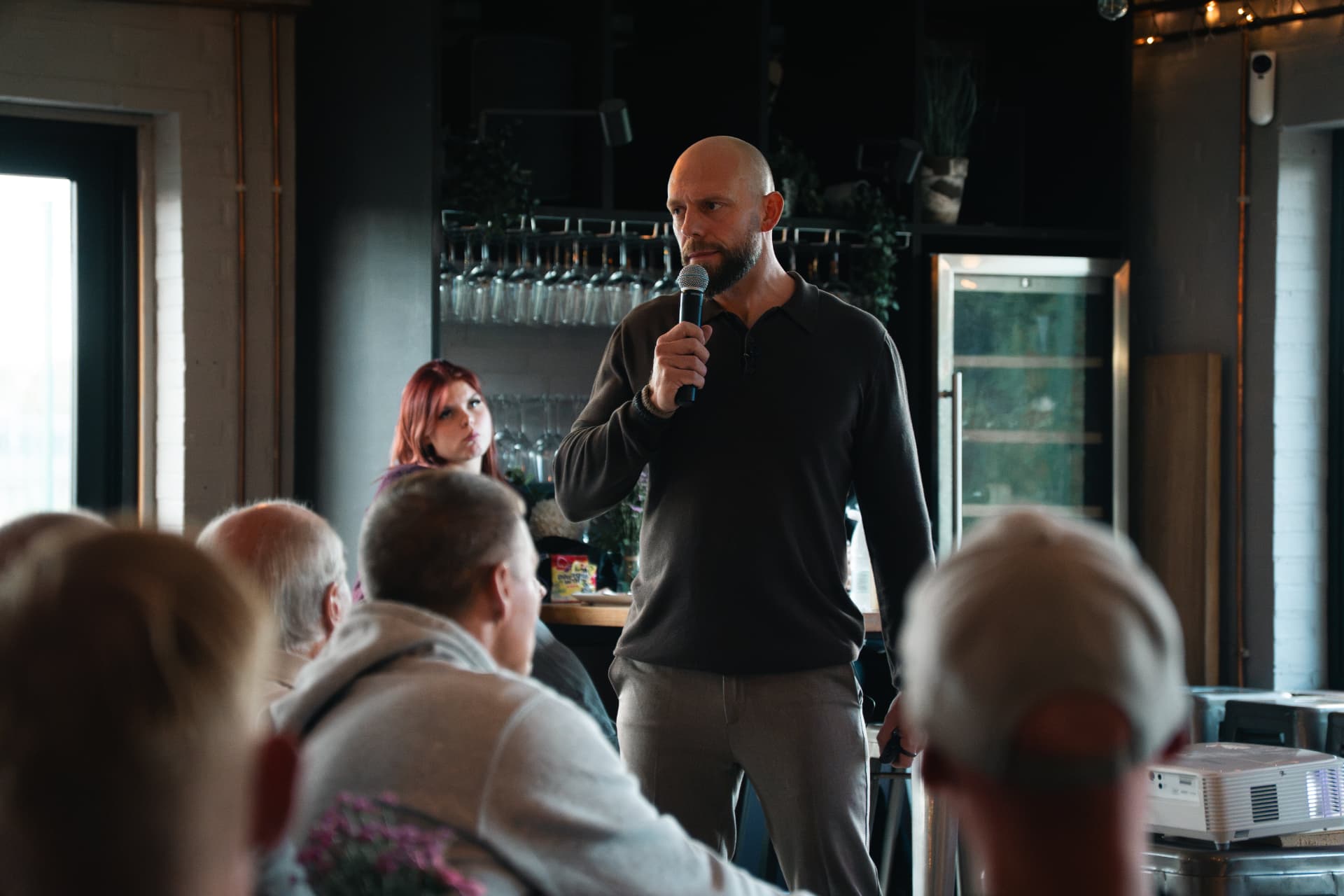 Kenneth Lagstrøm holder foredrag foran et publikum