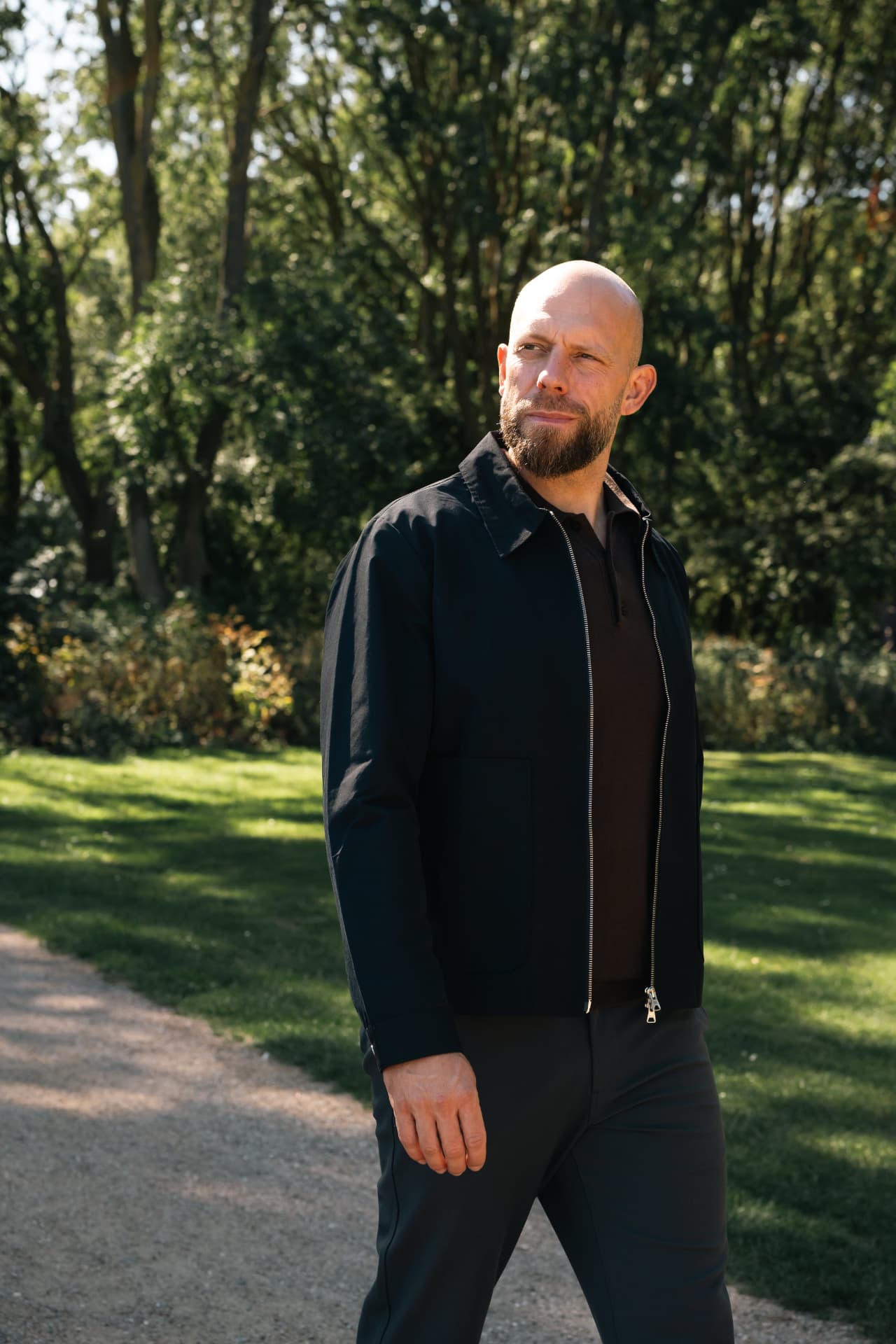 Kenneth Lagstrøm på en sti i parken