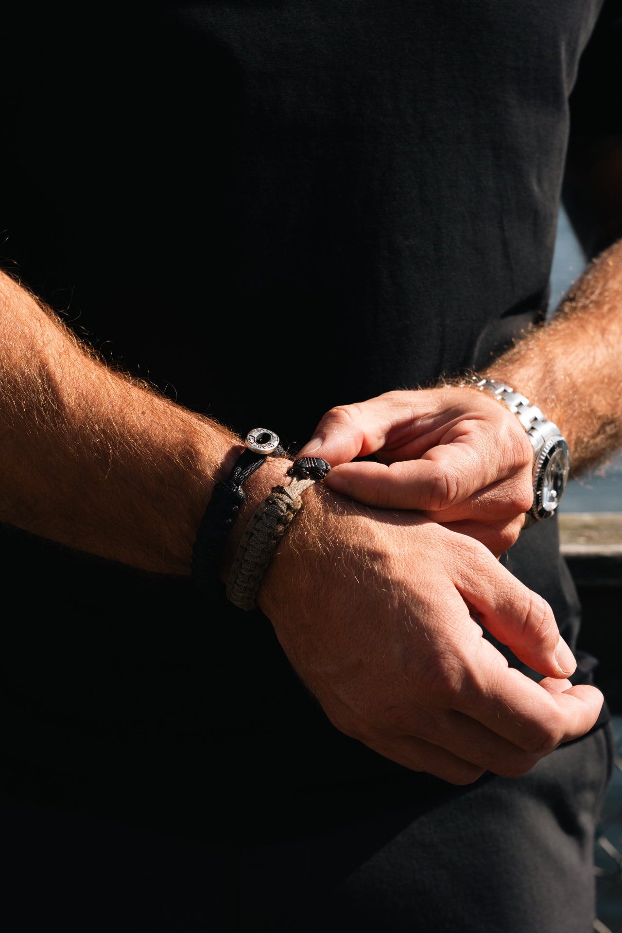 Nærbillede af Kenneths armbånd