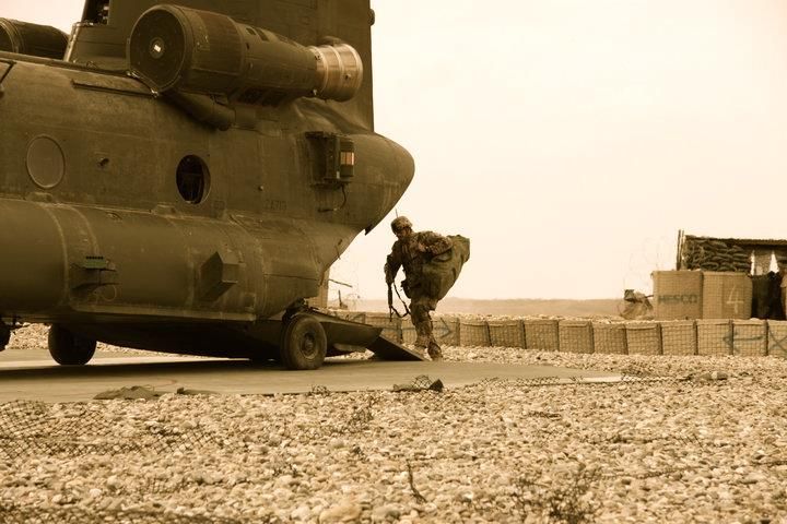 Soldat stiger af en helikopter i Afghanistan